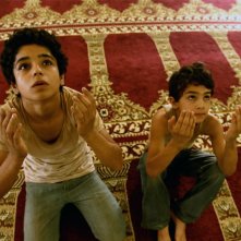 Bekas - In viaggio per la felicità: i piccoli Zamand Taha e Sarwar Fazil in una scena del film