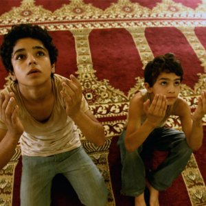 Bekas - In viaggio per la felicità: i piccoli Zamand Taha e Sarwar Fazil in una scena del film