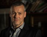 Rupert Graves e Joan Allen nel pilot di una serie mystery