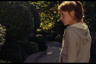 Clip 'Claire entra in casa' - Una nuova amica