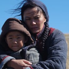 L'ultimo lupo: Ankhnyam Rachaa col suo bambino in una scena del film di Jean-Jaques Annaud