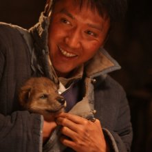 L'ultimo lupo: Feng Shao-feng sorride con in braccio il suo lupo in una scena