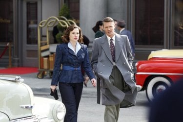 Agent Carter: Hayley Atwell e Chad Michael Murray in una scena della puntata Valediction