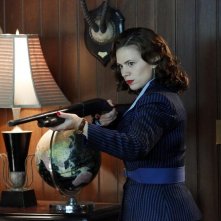 Agent Carter: Peggy Carter (Hayley Atwell) in azione nell'episodio Valediction