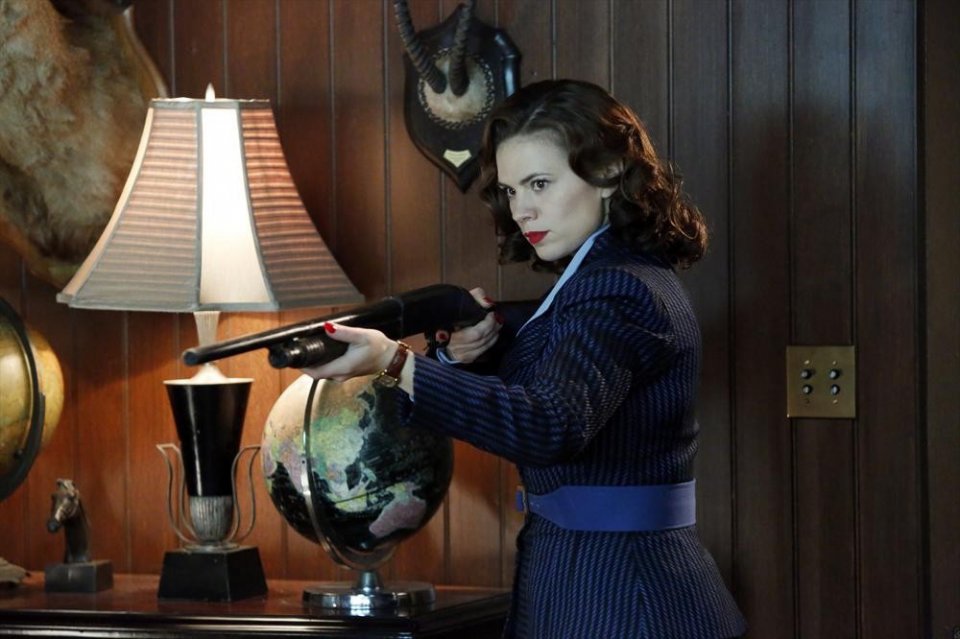 Agent Carter: Peggy Carter (Hayley Atwell) in azione nell'episodio Valediction
