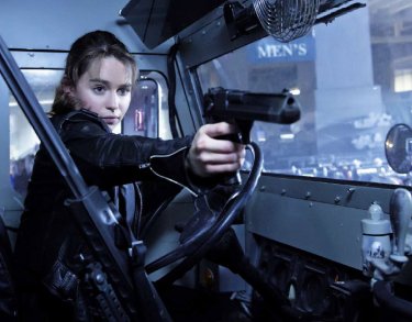 Terminator: Genisys - Emilia Clarke è alla guida di un mezzo e spara