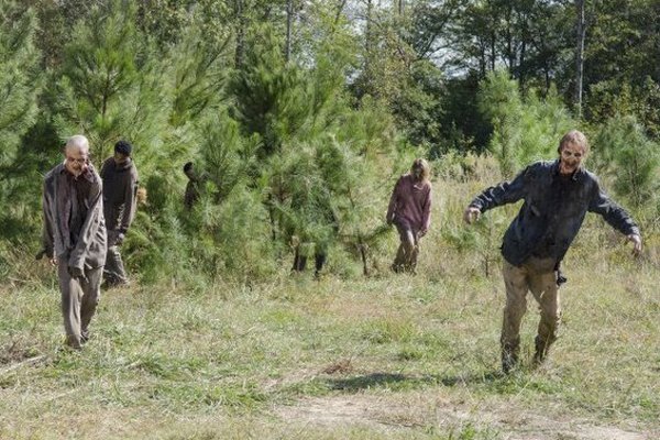 The Walking Dead: i walker in una scena dell'episodio intitolato Spend