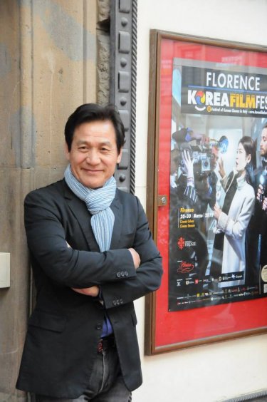 Ahn Sung-Ki a Firenze di fronte allo storico Cinema Odeon