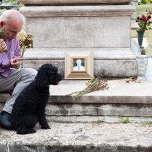 Uno, anzi due - Maurizio Battista davanti ad una tomba in una scena
