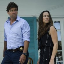 Bloodline: Linda Cardellini e Kyle Chandler in una scena della serie Netflix