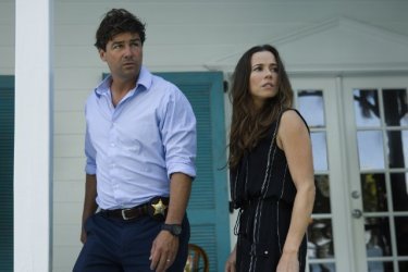 Bloodline: Linda Cardellini e Kyle Chandler in una scena della serie Netflix