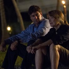 Bloodline: Sissy Spacek con Kyle Chandler in una scena della serie Netflix