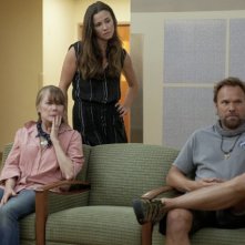 Bloodline: Sissy Spacek, Linda Cardellini e Norbert Leo Butz in una scena della serie Netflix