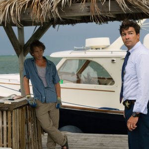 Bloodline: Kyle Chandler e Ben Mendelsohn in una scena della serie Netflix