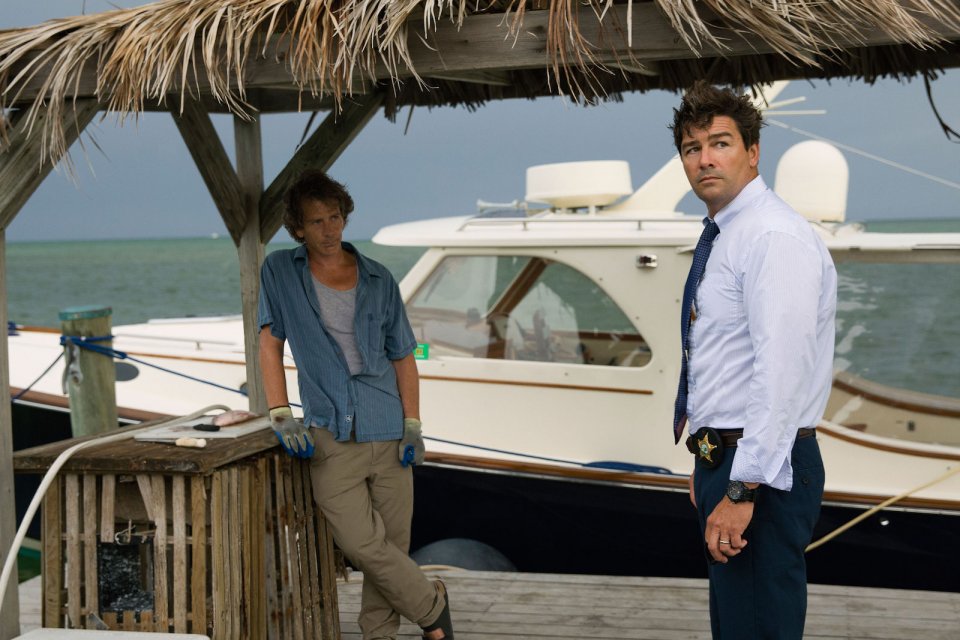 Bloodline: Kyle Chandler e Ben Mendelsohn in una scena della serie Netflix