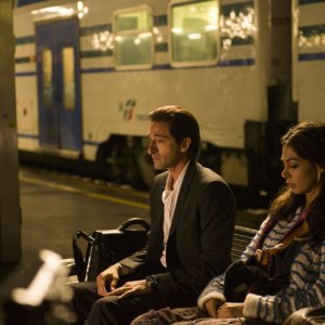 Third Person: Moran Atias e Adrien Brody in una scena del film