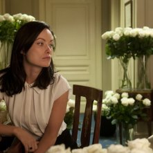 Third Person: Olivia Wilde circondata da fiori in una scena del film