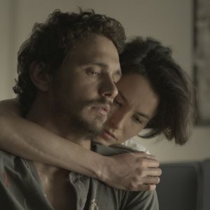 Third Person: James Franco con le lacrime agli occhi in una scena con Loan Chabanol