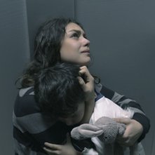 Third Person: Mila Kunis abbraccia il figlio