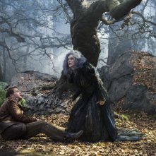Into the Woods: Meryl Streep e James Corden nel bosco in una scena del film