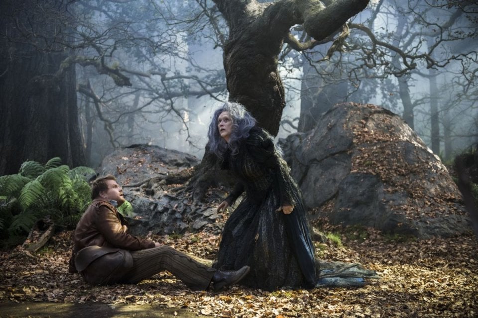 Into the Woods: Meryl Streep e James Corden nel bosco in una scena del film