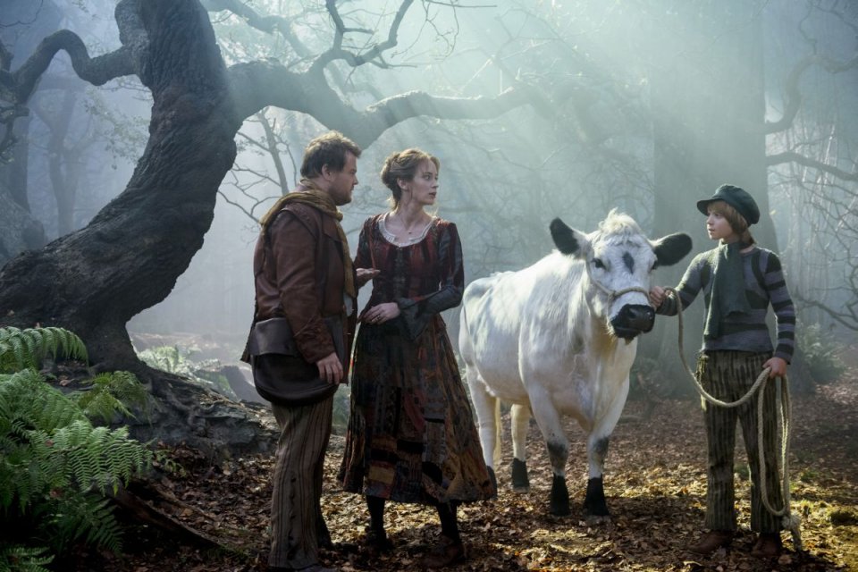 Into the Woods: James Corden, Emily Blunt e Daniel Huttlestone in una scena
