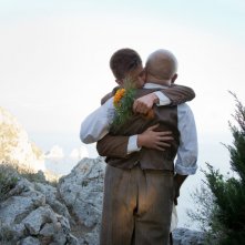 Soldato semplice: Paolo Cevoli abbraccia Antonio Orefice in una scena del film