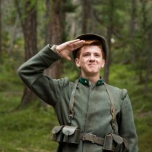 Soldato semplice: Antonio Orefice sorridente sull'attenti in una scena