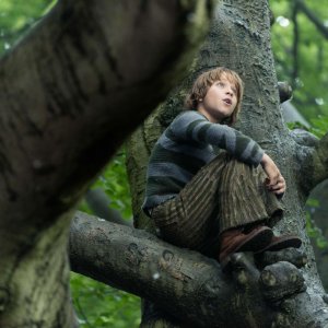 Into the Woods: Daniel Huttlestone nei panni di Jack del Fagiolo Magico in una scena