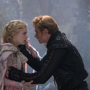 Into the Woods: Mackenzie Mauzy con Billy Magnussen in una scena