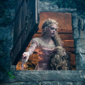 Into the Woods: Mackenzie Mauzy nei panni di Raperonzolo in una scena