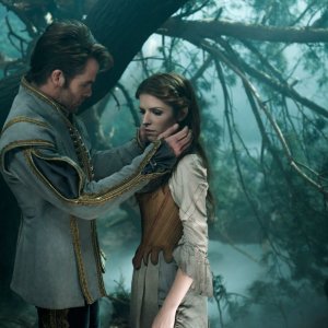 Into the Woods: Anna Kendrick insieme a Chris Pine in una scena