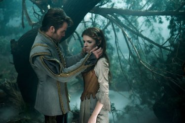 Into the Woods: Anna Kendrick insieme a Chris Pine in una scena