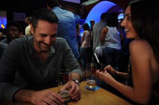 La scelta: Ambra Angiolini si diverte in un locale con Raoul Bova in una scena del film