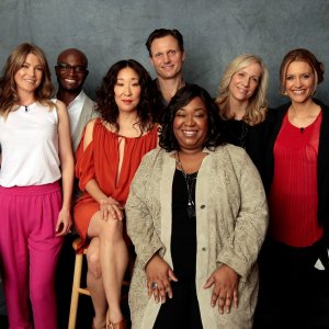 Shonda Rhimes con alcuni interpreti dei suoi show