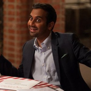 Parks and Recreation: Aziz Ansari in una scena dell'episodio One Last Ride