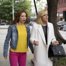 Unbreakable Kimmy Schmidt: le attrici Ellie Kemper e Jane Krakowski in una scena dello show