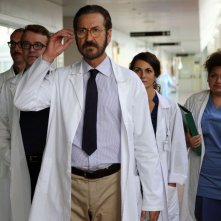 Se Dio Vuole: Marco Giallini nel ruolo del chirurgo Tommaso in una scena del film