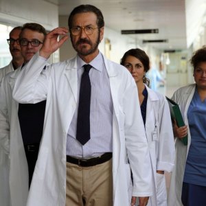 Se Dio Vuole: Marco Giallini nel ruolo del chirurgo Tommaso in una scena del film