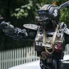 Humandroid: il poliziotto droide Chappie in azione in una scena del film