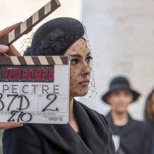 Spectre: un primo piano di Monica Bellucci dietro al ciak della produzione