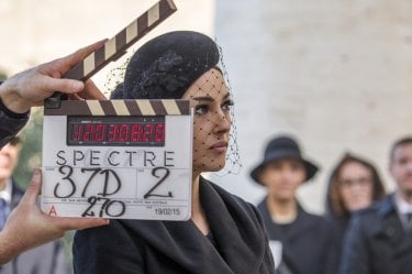 Spectre: un primo piano di Monica Bellucci dietro al ciak della produzione