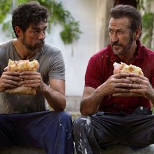 Se Dio Vuole: Alessandro Gassman si concede uno spuntino a base di pizza e mortadella con Marco Giallini in una scena