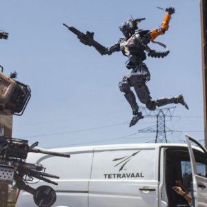 Humandroid: robot volanti in una scena del film