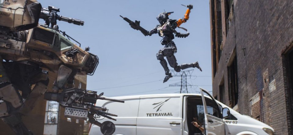 Humandroid: robot volanti in una scena del film