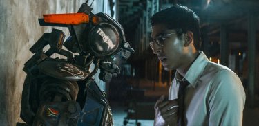 Humandroid: Dev Patel parla con Chappie in una scena del film di fantascienza