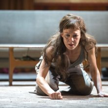 National Theatre Live: Medea - Helen McCrory è Medea in una scena dello spettacolo