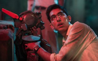 Humandroid: Chappie con Dev Patel in una scena del film