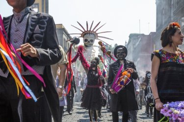 Spectre. un momento della parata del Giorno dei Morti a Mexico City