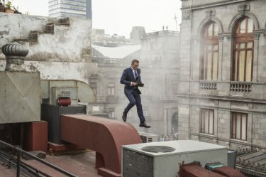 Spectre: Daniel Craig salta sui tetti di Mexico City